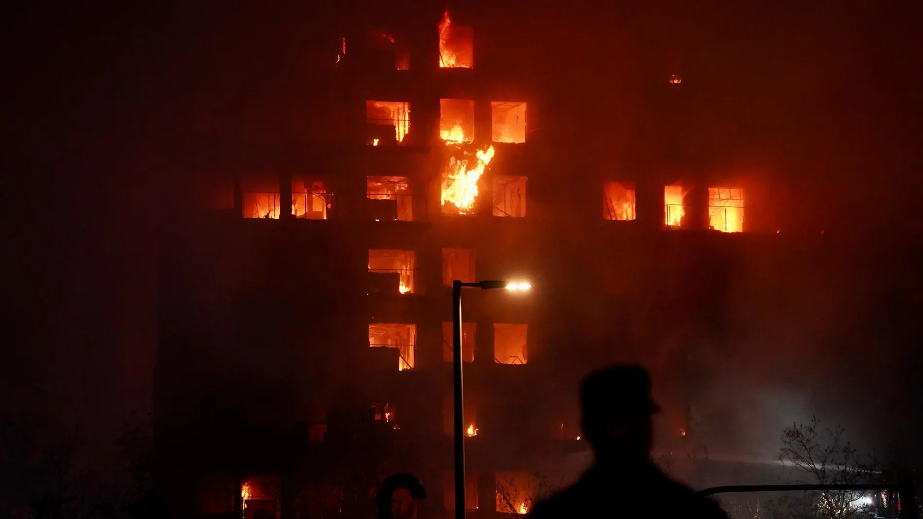 Fútbol.- El Valencia se pone a disposición de las autoridades locales para luchar contra el incendio de Campanar