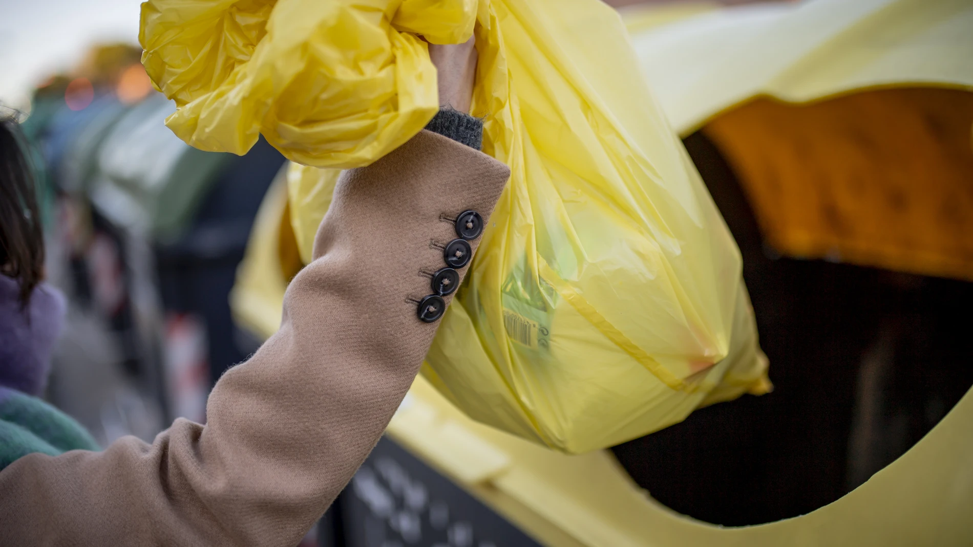 Reciclaje en el contenedor amarillo