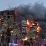 GRAFCVA8509. VALENCIA, 22/02/2024.- Vista general del incendio declarado sobre las cinco y media de esta tarde en un quinto piso de un edificio de viviendas de València que ha afectado totalmente al inmueble y se ha propagado a otro anexo, y los bomberos intentan aún rescatar a vecinos desde los balcones. EFE/Manuel Bruque