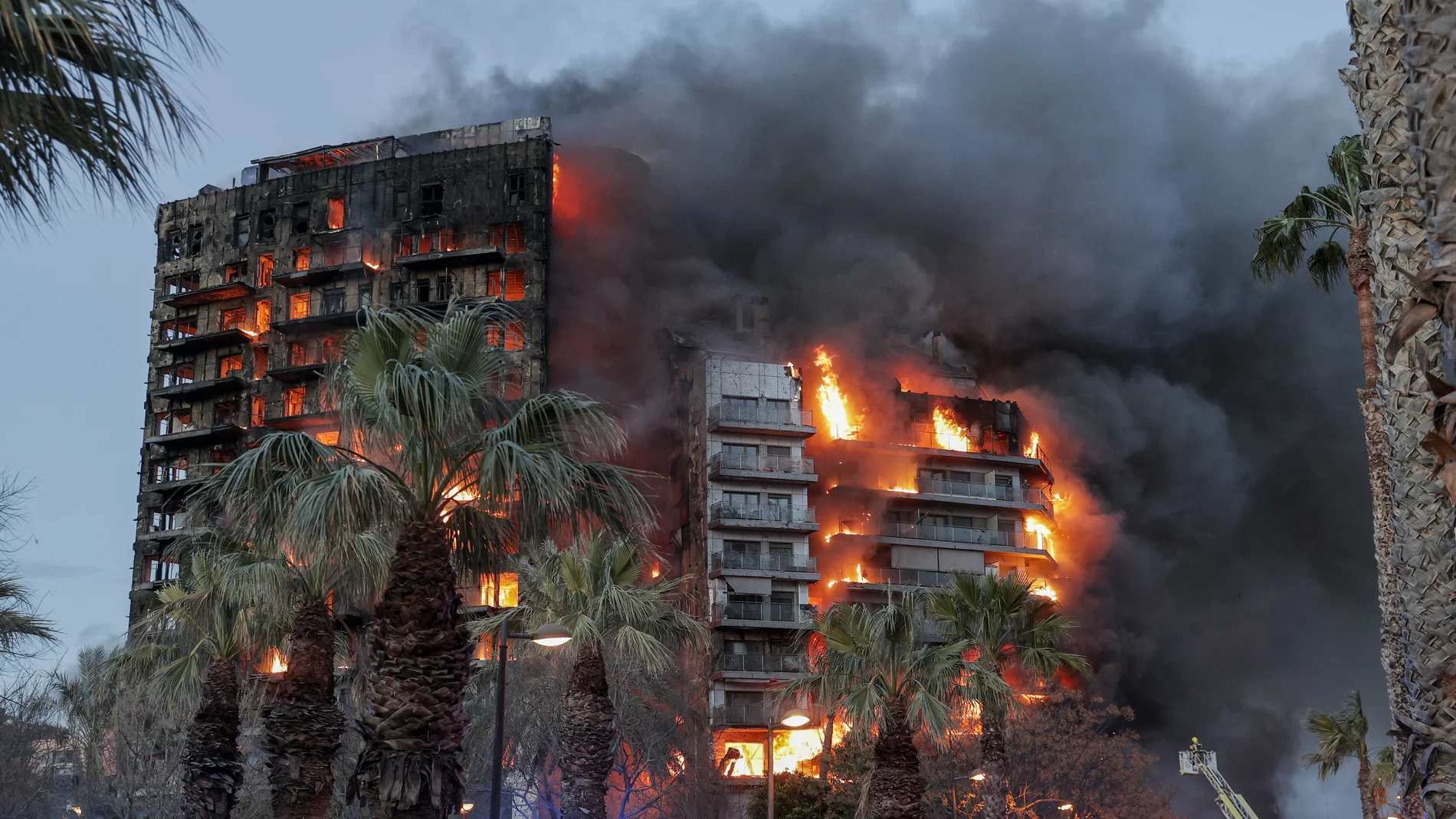 GRAFCVA8509. VALENCIA, 22/02/2024.- Vista general del incendio declarado sobre las cinco y media de esta tarde en un quinto piso de un edificio de viviendas de València que ha afectado totalmente al inmueble y se ha propagado a otro anexo, y los bomberos intentan aún rescatar a vecinos desde los balcones. EFE/Manuel Bruque