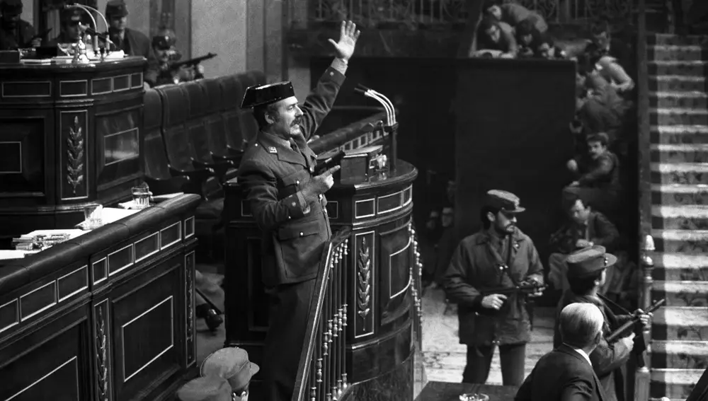 Fotografía de archivo (23/02/1981), del teniente coronel Antonio Tejero cuando irrumpió, pistola en mano, en el Congreso de los Diputados durante la segunda votación de investidura de Leopoldo Calvo Sotelo como presidente del Gobierno.