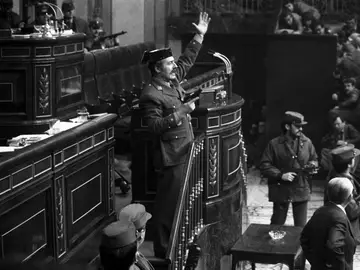 Fotografía de archivo (23/02/1981), del teniente coronel Antonio Tejero cuando irrumpió, pistola en mano, en el Congreso de los Diputados durante la segunda votación de investidura de Leopoldo Calvo Sotelo como presidente del Gobierno. Fotografía de archivo (23/02/1981), del teniente coronel Antonio Tejero cuando irrumpió, pistola en mano, en el Congreso de los Diputados durante la segunda votación de investidura de Leopoldo Calvo Sotelo como presidente del Gobierno.