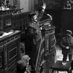  Fotografía de archivo (23/02/1981), del teniente coronel Antonio Tejero cuando irrumpió, pistola en mano, en el Congreso de los Diputados durante la segunda votación de investidura de Leopoldo Calvo Sotelo como presidente del Gobierno. 