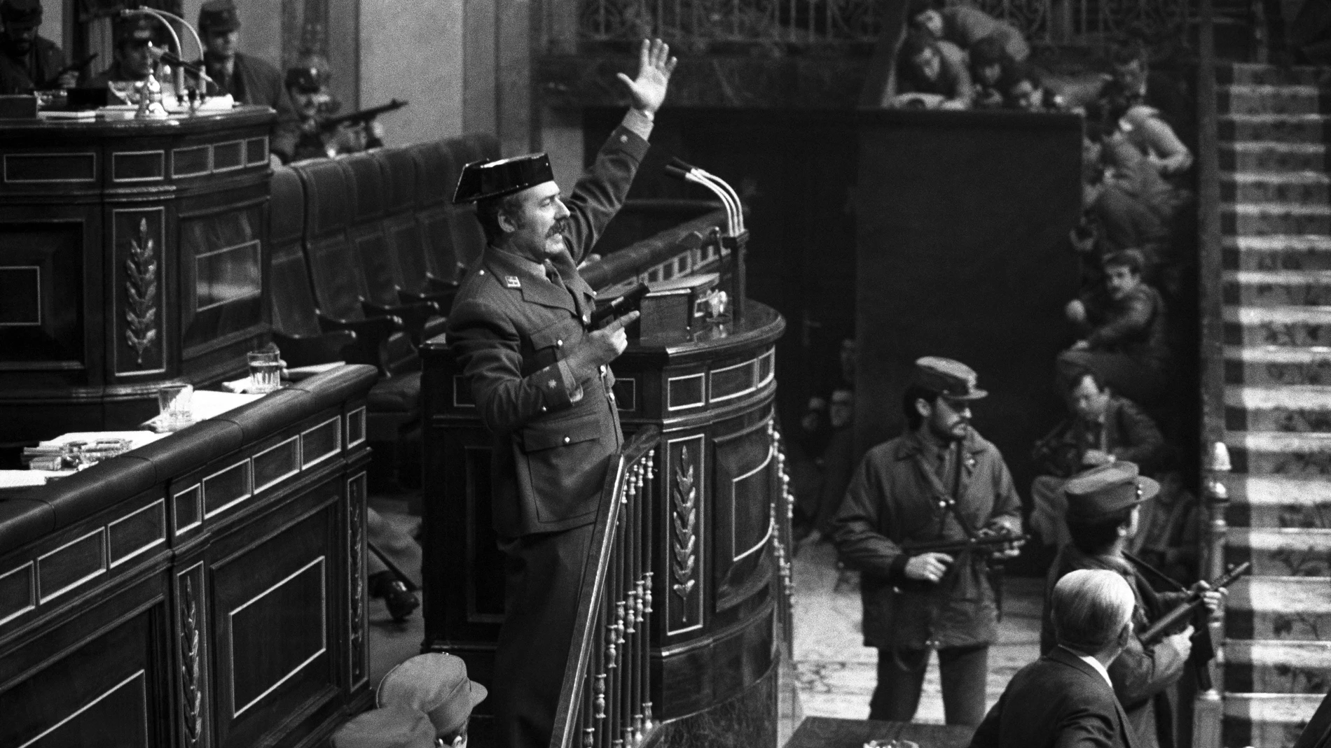 Fotografía de archivo (23/02/1981), del teniente coronel Antonio Tejero cuando irrumpió, pistola en mano, en el Congreso de los Diputados durante la segunda votación de investidura de Leopoldo Calvo Sotelo como presidente del Gobierno.