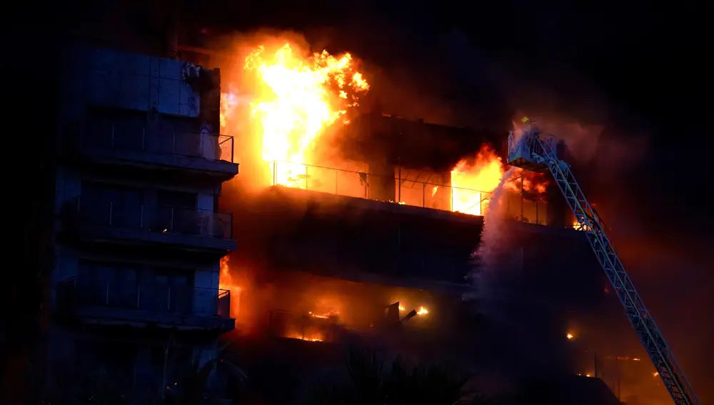 Un incendio de grandes proporciones quema un edificio de 14 pisos en el barrio de Campanar (Valencia)