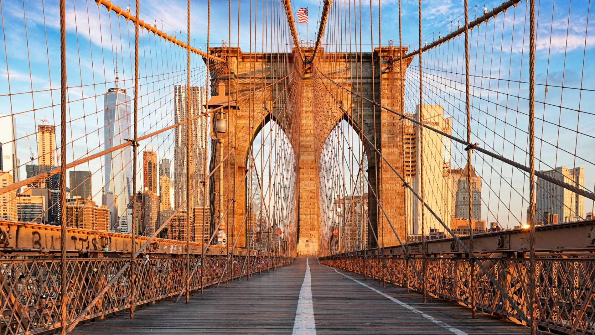 puente colgante que cruza el río Este en la ciudad de Nueva York, que conecta al Bajo Manhattan con Brooklyn