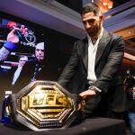 El campeón del mundo de artes marciales mixtas en peso pluma Ilia Topuria en rueda de prensa