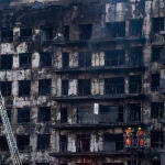 Los bomberos buscan a los desaparecidos en el incendio del edificio de Valencia en el que ya hay cuatro fallecidos
