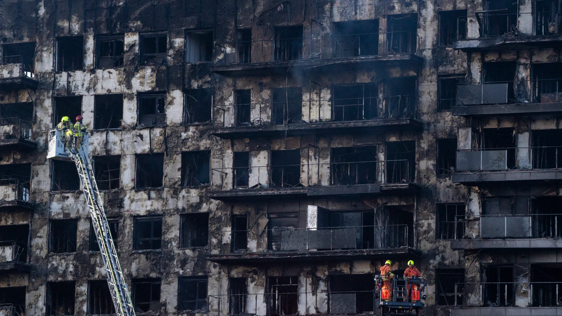 Los bomberos trabajan en el incendio de ayer, 22 de febrero, en el barrio de Campanar, a 23 de febrero de 2024, en Valencia, Comunidad Valenciana (España). Un incendio de grandes dimensiones arrasó ayer un edificio de 14 plantas en el barrio valenciano de Campanar. El fuego, originado en el cuarto piso del inmueble, ha generado una gran columna de llamas y una densa humareda que ha afectado a varias plantas del edificio. De momento, hay cuatro personas fallecidas y 19 desaparecidos que los bo...