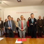 El rector, Ricardo Rivero, presenta la Cátedra de Inteligencia Artificial y Reto Demográfico, acompañado por el catedrático de Ciencias de la Computación e Inteligencia Artificial de la Universidad de Salamanca, Juan Manuel Corchado, y por el CEO de Eurostar Mediagroup, Gerardo Iracheta