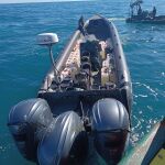 Narcolancha intervenida por la Guardia Civil en Conil, cargada con garrafas de gasolina y hachís