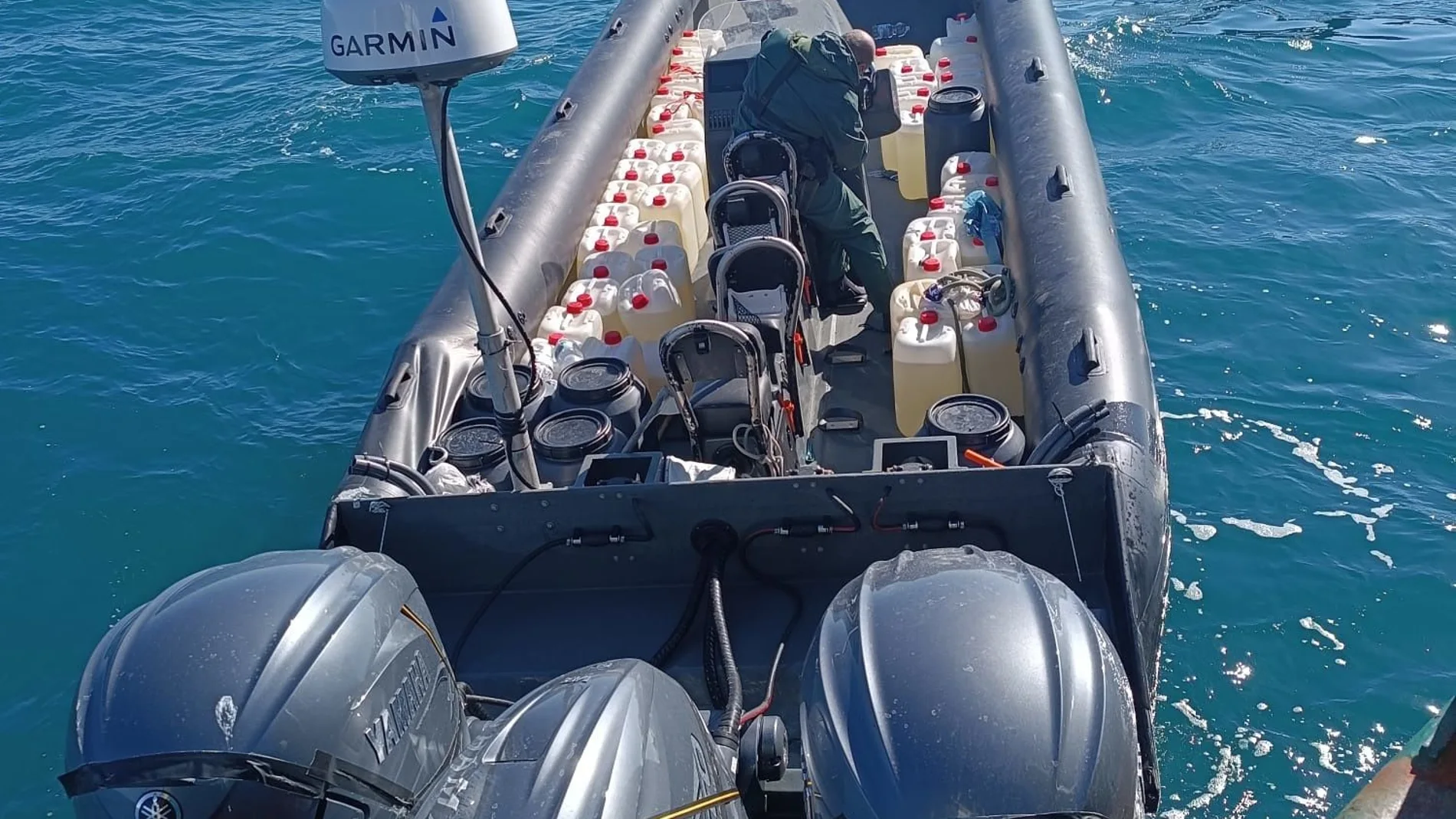 Narcolancha intervenida por la Guardia Civil en Conil, cargada con garrafas de gasolina y hachís