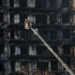  Los bomberos continúan trabajando este viernes tras el fulminante y devastador incendio en un edificio de viviendas de catorce plantas en València, que se ha propagado a otro anexo, y ha causado cuatro muertos y se busca a otras diecinueve personas que están desaparecidas y a quienes sus familiares no han logrado localizar desde que comenzó el fuego.