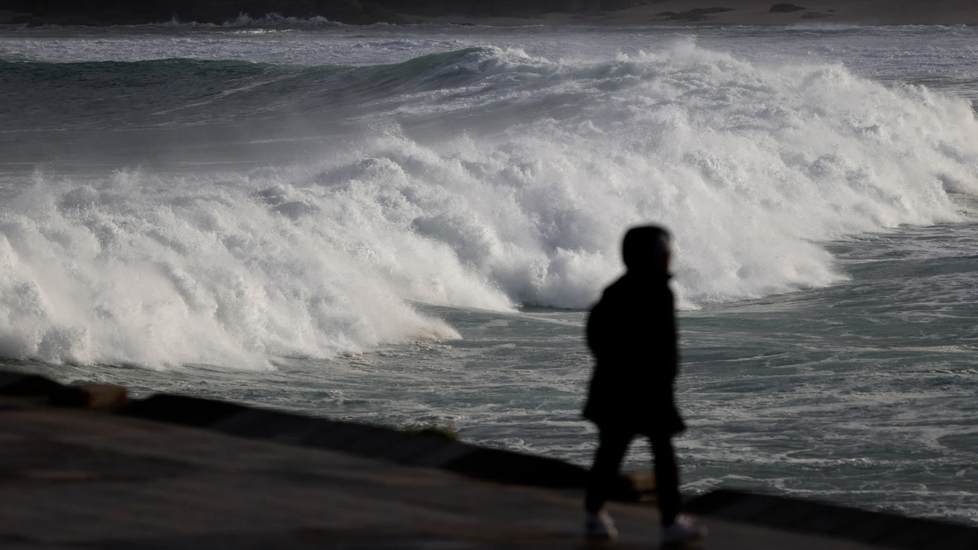 A CORUÑA, 23/02/24.- Las olas rompían este viernes contra las playas de Riazor y Orzán, en la ciudad de A Coruña, durante el temporal marítimo con viento muy fuerte que mantiene en alerta a todo el litoral cantábrico, con Galicia en nivel rojo por riesgo extremo, ante la previsión de olas de hasta 9 metros, mientras que Asturias, Cantabria y País Vasco están en nivel naranja (riesgo importante), y también el sur de Andalucía oriental. EFE/Cabalar