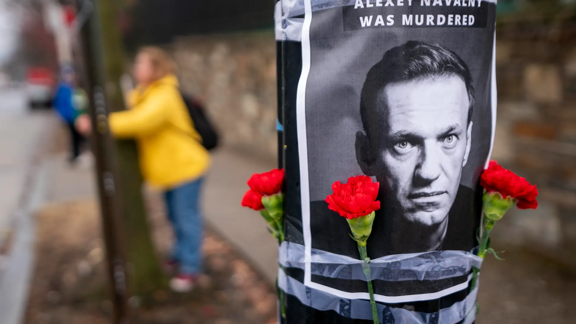 Washington (United States), 23/02/2024.- A Russian woman tends a memorial for Alexei Navalny outside the Embassy of the Russian Federation in Washington, DC, USA, 23 February 2024. The Biden administration announced today more than 500 new sanctions against Russia following Alexei Navalny's death, targeting billions of dollars in energy revenue. (Rusia) EFE/EPA/SHAWN THEW