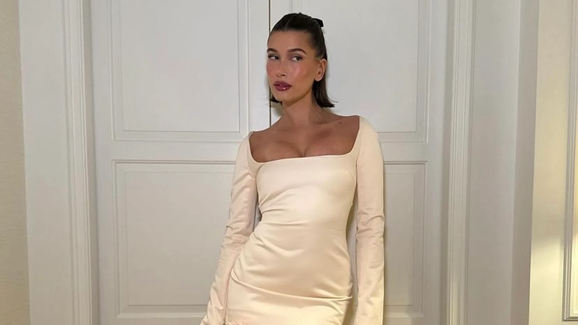 Estos son los 8 vestidos minimalistas de Mango, Zara y Massimo Dutti que se compraría Hailey Bieber.