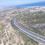 ¿Cuál es la única ciudad de más de 100.000 habitantes que carece de conexión ferroviaria?