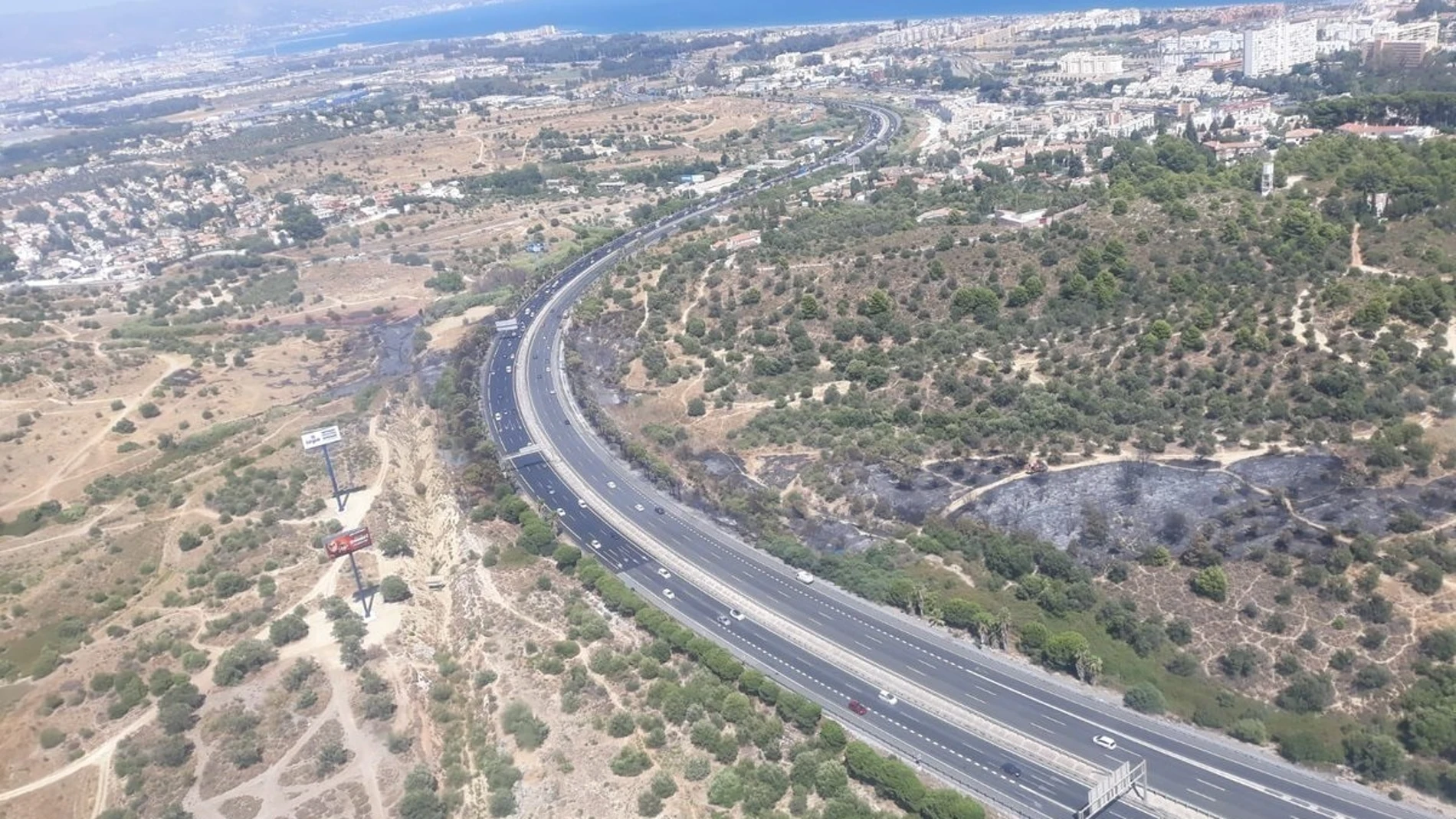 ¿Cuál es la única ciudad de más de 100.000 habitantes que carece de conexión ferroviaria?