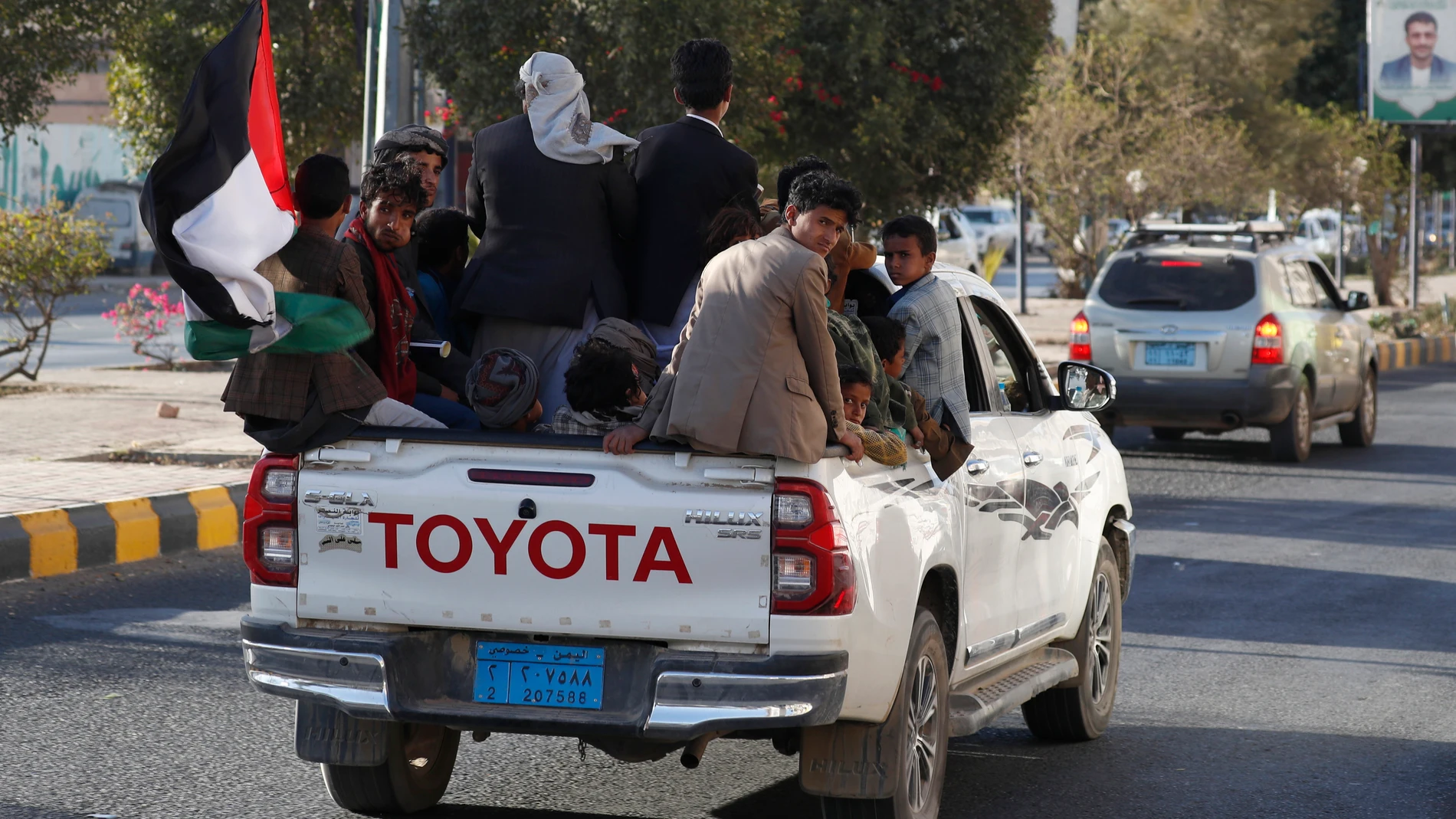 Sana'a (Yemen), 23/02/2024.- People ride on the back of pick-up trucks driving through a street in Sana'a, Yemen, 23 February 2024. A United Nations-brokered peace deal between the Houthis and the Saudi-back government of Yemen is close, in spite of rising Houthi attacks on shipping lanes in the Red Sea, according to a recent statement by Saudi Foreign Minister Faisal bin Farhan. The fighting in Yemen has seen a decline since a UN-sponsored truce between both warring parties took effect in Ap...