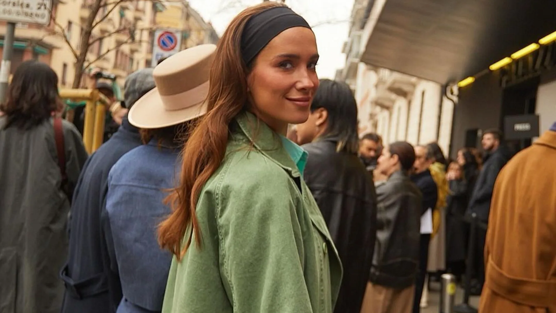 María Pombo con look con diadema.