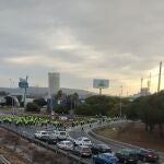 Nuevos cortes en la A-7 en Los Barrios (Cádiz) de los trabajadores de Acerinox en huelga por el convenio colectivo.