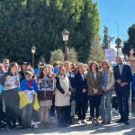 La consejera de Política Social, Familias e Igualdad, Conchita Ruiz, junto a autoridades municipales, durante el acto de concentración en apoyo a Ucrania