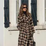 Pilar de Arce con abrigo de pata de gallo