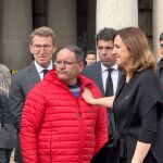 Incendio.- Julián, el conserje "heróe" de Campanar, recibe el cariño de los vecinos de València con un fuerte aplauso