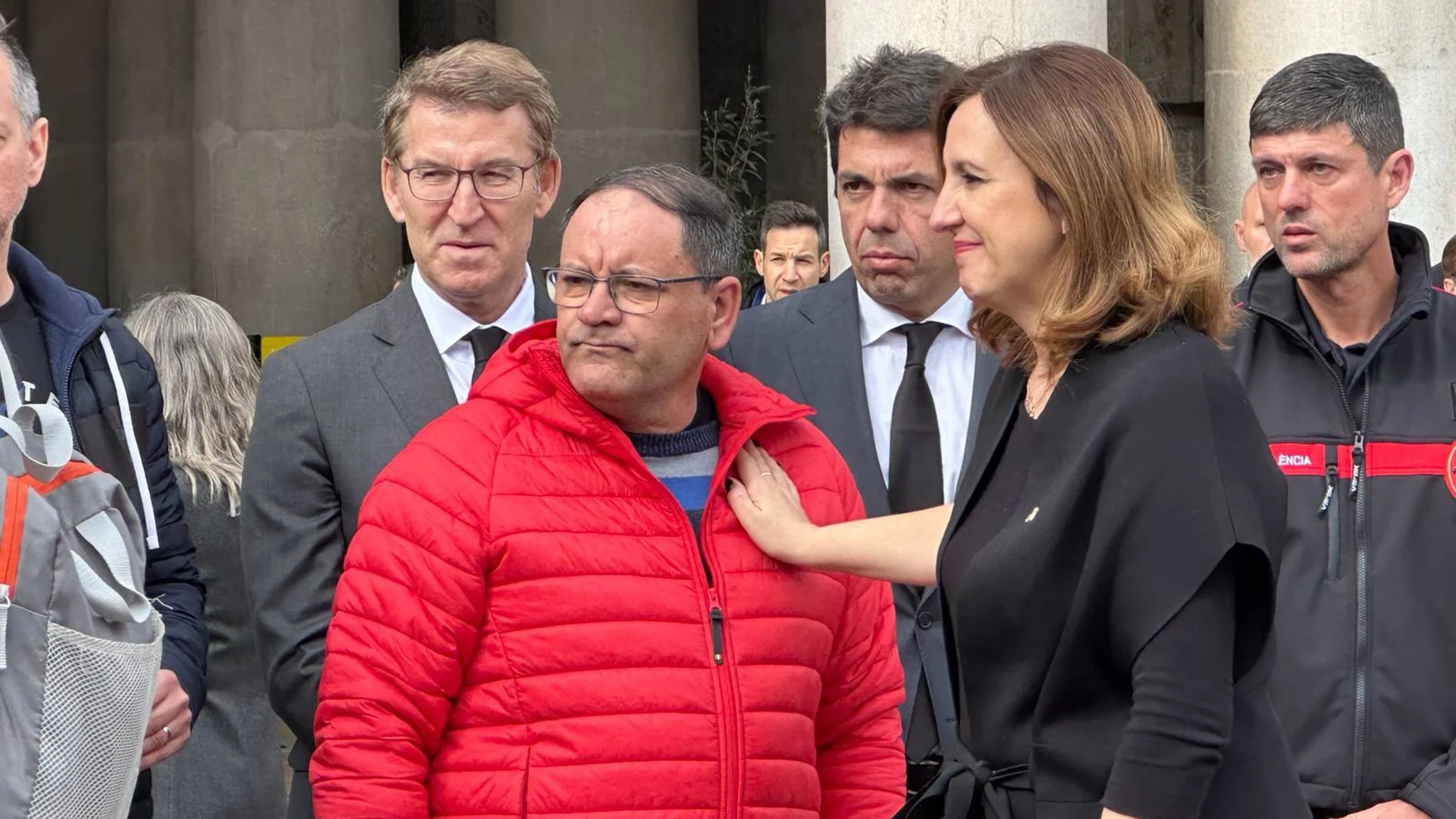 Incendio.- Julián, el conserje "heróe" de Campanar, recibe el cariño de los vecinos de València con un fuerte aplauso