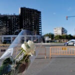 Ramos de flores y un crespón negro en el colegio de uno de los niños fallecidos en el incendio de Valencia