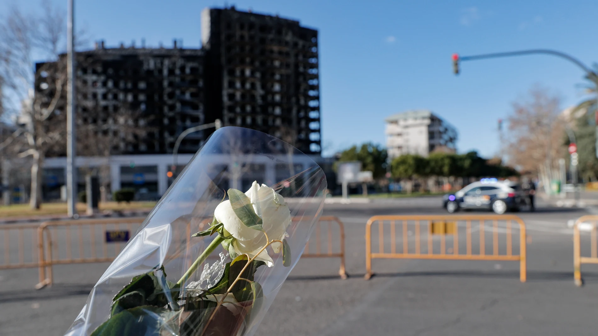 Ramos de flores y un crespón negro en el colegio de uno de los niños fallecidos en el incendio de Valencia