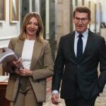 La portavoz del Grupo Popular en el Senado, Alicia García, junto al líder del partido, Alberto Núñez Feijóo, en la Cámara Alta