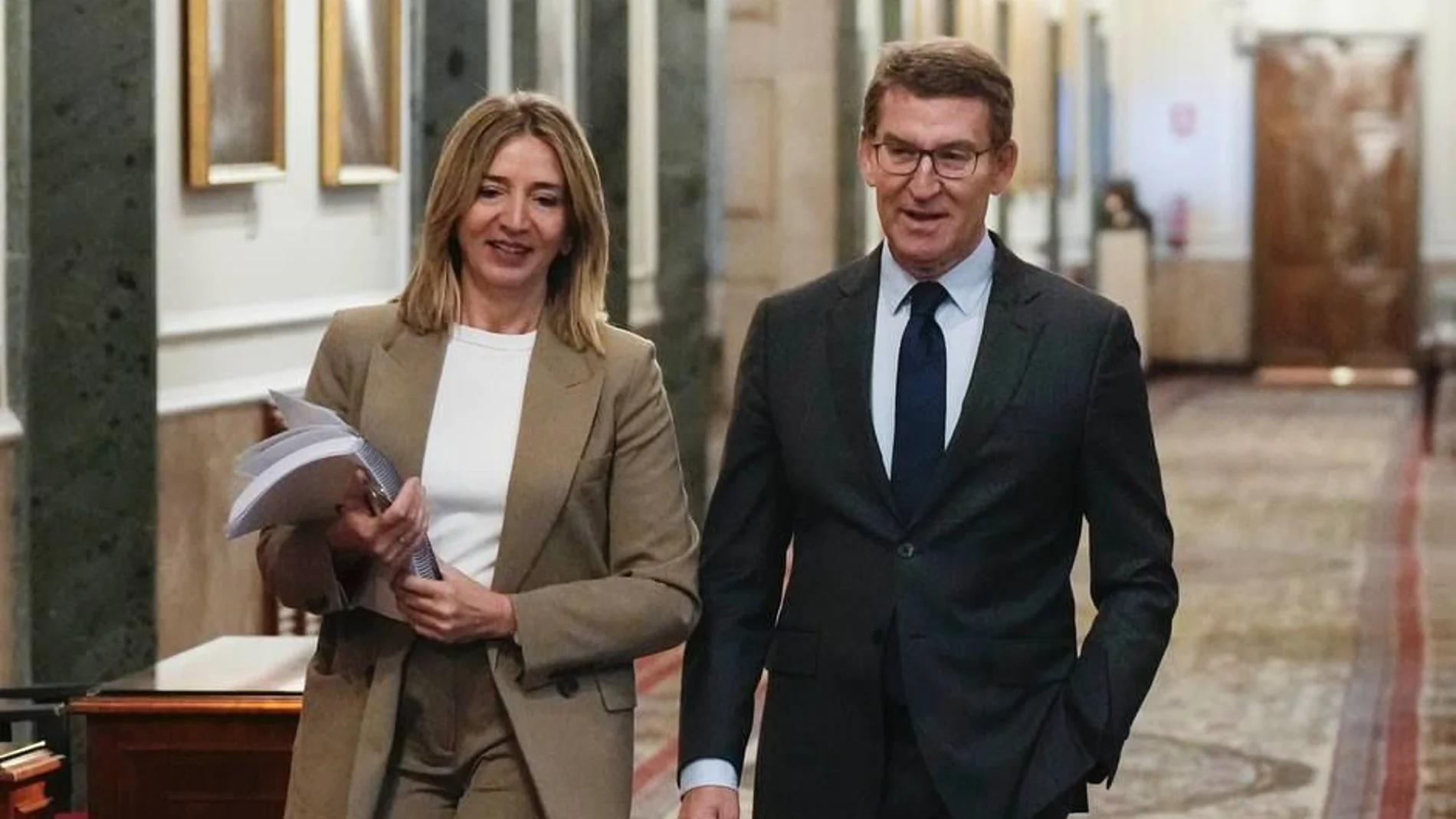 La portavoz del Grupo Popular en el Senado, Alicia García, junto al líder del partido, Alberto Núñez Feijóo, en la Cámara Alta