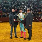 Julio Méndez vuelve a tocar pelo y se lleva el trofeo