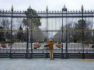 Cerrado el Parque de El Retiro por el mal tiempo y las rachas de fuerte viento. © Jesús G. Feria. Cerrado el Parque de El Retiro por el mal tiempo y las rachas de fuerte viento. © Jesús G. Feria.