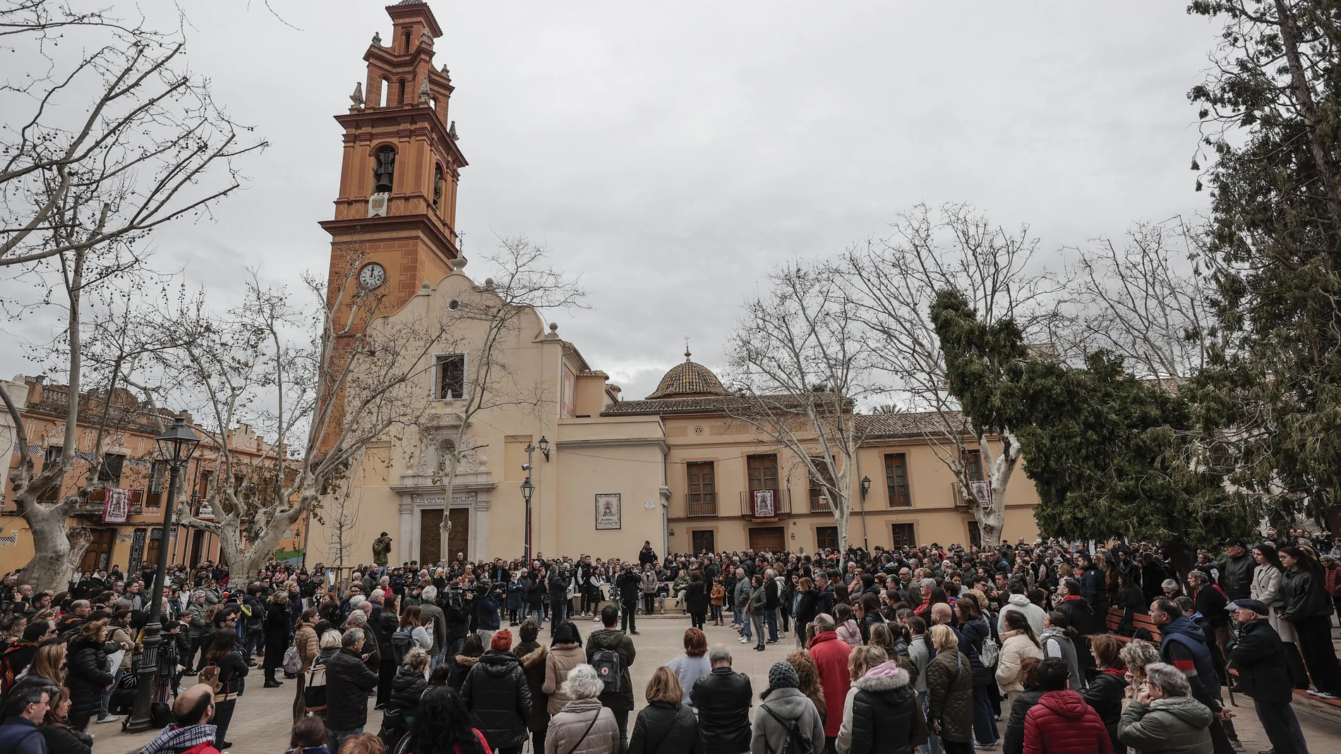 Los vecinos de Campanar se han reunido este domingo para mostrar sus condolencias