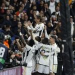 El centrocampista del Real Madrid Luka Modric (arriba) celebra tras marcar ante el Sevilla, durante el partido de Liga que Real Madrid y Sevilla FC disputan este domingo en el estadio Santiago Bernabéu.