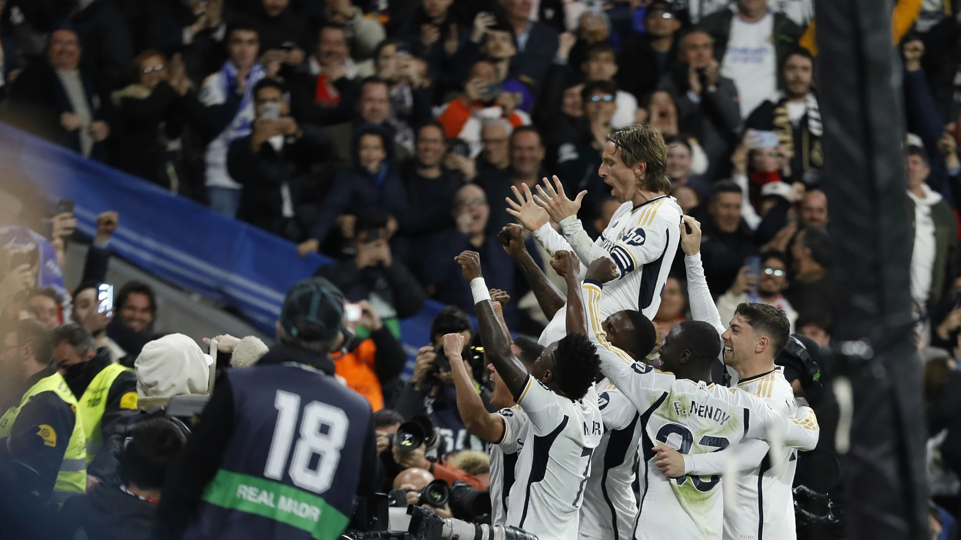 El centrocampista del Real Madrid Luka Modric (arriba) celebra tras marcar ante el Sevilla, durante el partido de Liga que Real Madrid y Sevilla FC disputan este domingo en el estadio Santiago Bernabéu.