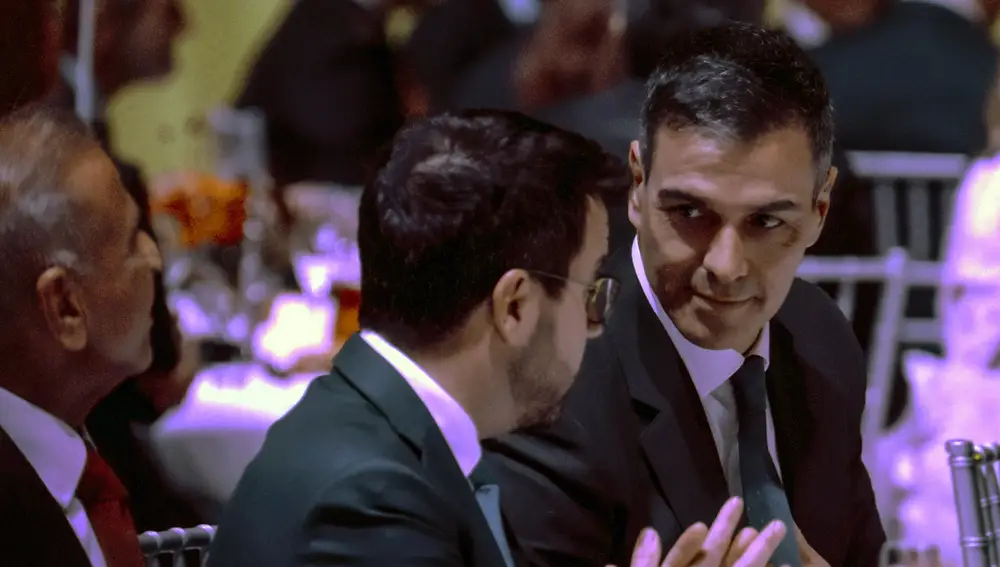 El presidente del Gobierno, Pedro Sánchez (d) conversa con el presidente de la Generalitat, Pere Aragonés,en la tradicional cena de bienvenida de la GSMA a los asistentes al MWC, que empieza mañana en Barcelona.