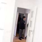 Álvaro Gonzalez, delegado de Vivienda del Ayuntamiento de Madrid, visita una vivienda rehabilitada. 
