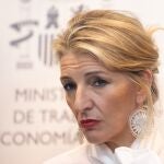 La vicepresidenta segunda del Gobierno y ministra de Trabajo y Economía Social, Yolanda Díaz, preside la primera mesa específica de Diálogo Social, con responsables de organizaciones sindicales y empresariales, en la sede del Ministerio.