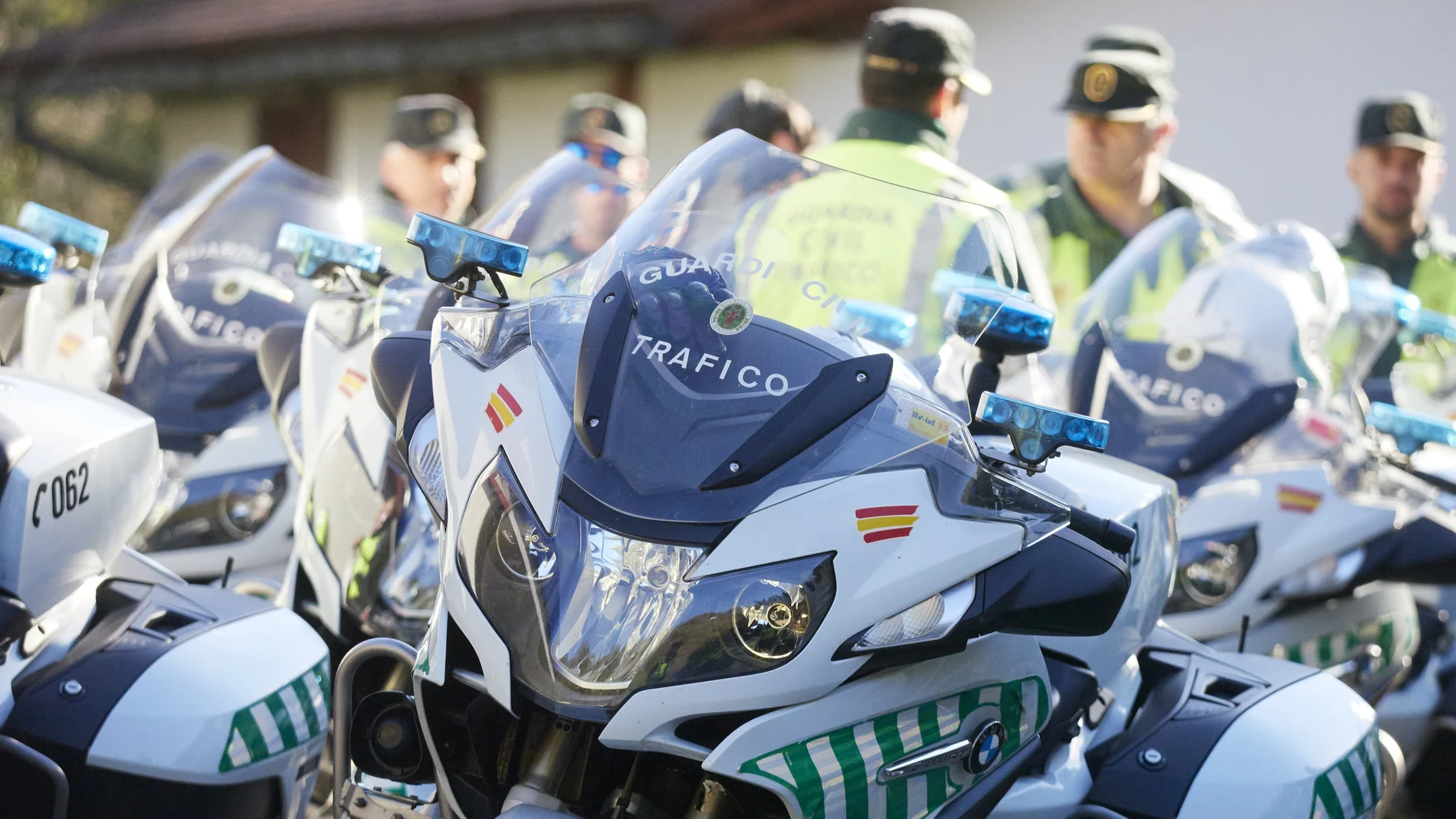 Un dispositivo de la Guardia Civil se prepara para controlar el tráfico durante la segunda etapa de la Itzulia, la Vuelta al País Vasco 2023, en Navarra (España).