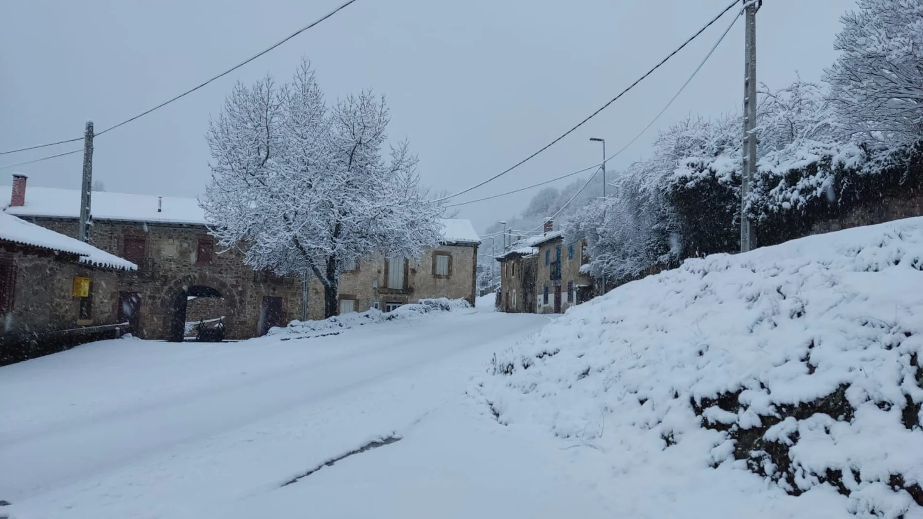 Nieve de hasta 8 centímetros en Renedo de Valdetuéjar (León)