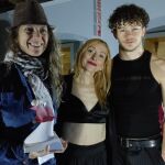 Lola Eiffel, entre Tania Garrido y Antoine Vander Linden, 