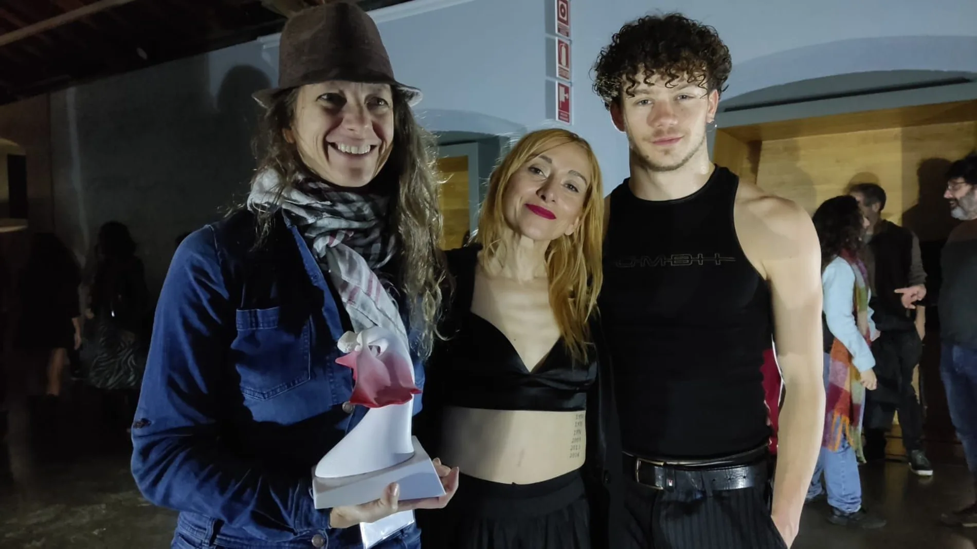 Lola Eiffel, entre Tania Garrido y Antoine Vander Linden,