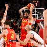 Ricky intenta buscar a un compañero ante Bélgica