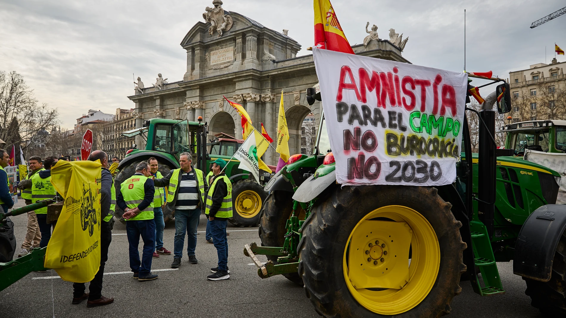 Manifestación de ganaderos y agricultores por las calles del centro de Madrid. Tractores llegando a la puerta de Alcalá.