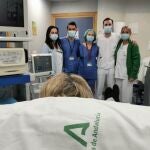 CrioEBUS recién realizado a paciente con neumólogos y enfermería en la sala de Neumología Intervencionista