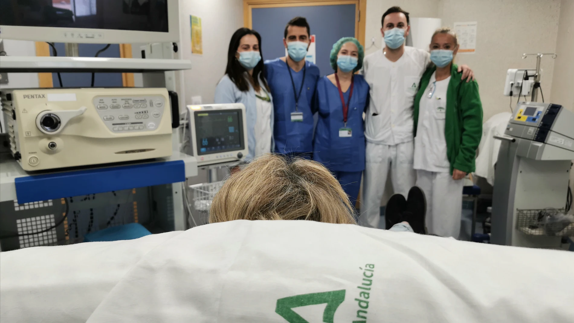 CrioEBUS recién realizado a paciente con neumólogos y enfermería en la sala de Neumología Intervencionista