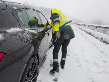 Un agente de la Guardia Civil auxilia a un vehículo Un agente de la Guardia Civil auxilia a un vehículo